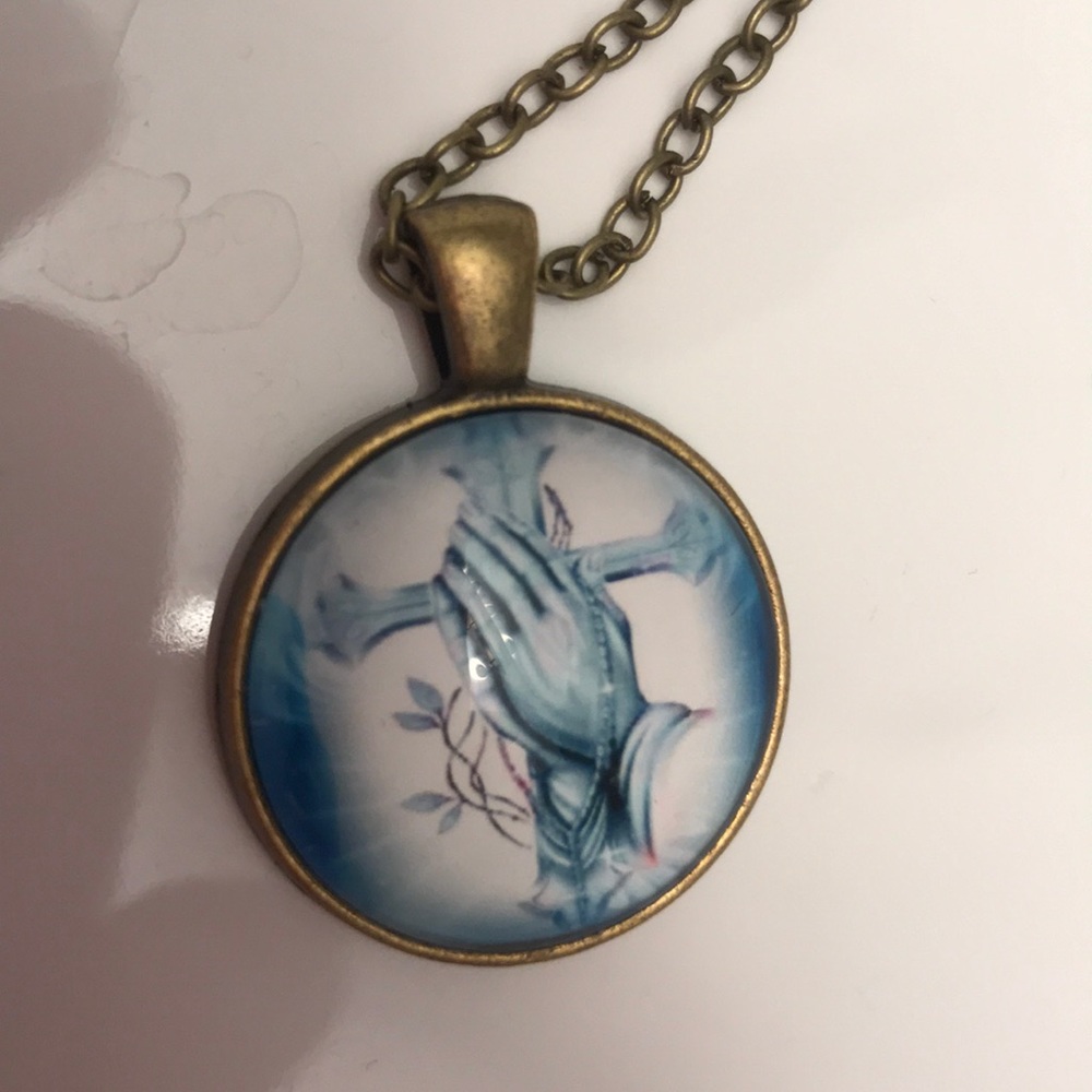Prayer Hands Necklace 🙏🏻 NEW Religious Pendant